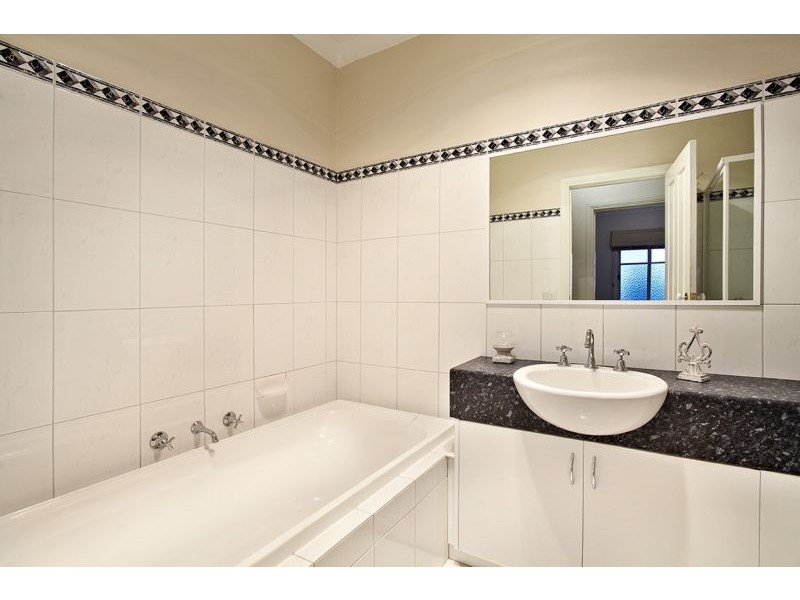 2/9 Barrina Street, Blackburn South VIC 3130