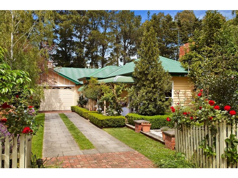 22 Rosstrevor Crescent, Mitcham VIC 3132