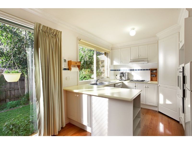 2/25 Old Lilydale Road, Ringwood East VIC 3135