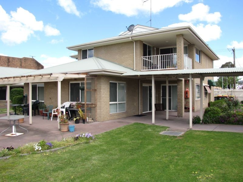Units 8 11 17 30 31 33 34 44/27-29 Moore Street, Moe VIC 3825