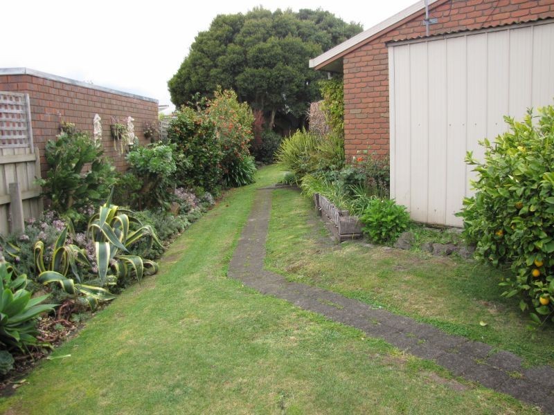 30 Randall Crescent, Moe VIC 3825