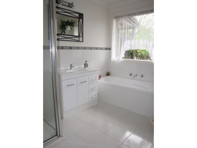 15 Randall Crescent, Moe VIC 3825