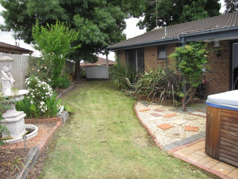 15 Randall Crescent, Moe VIC 3825