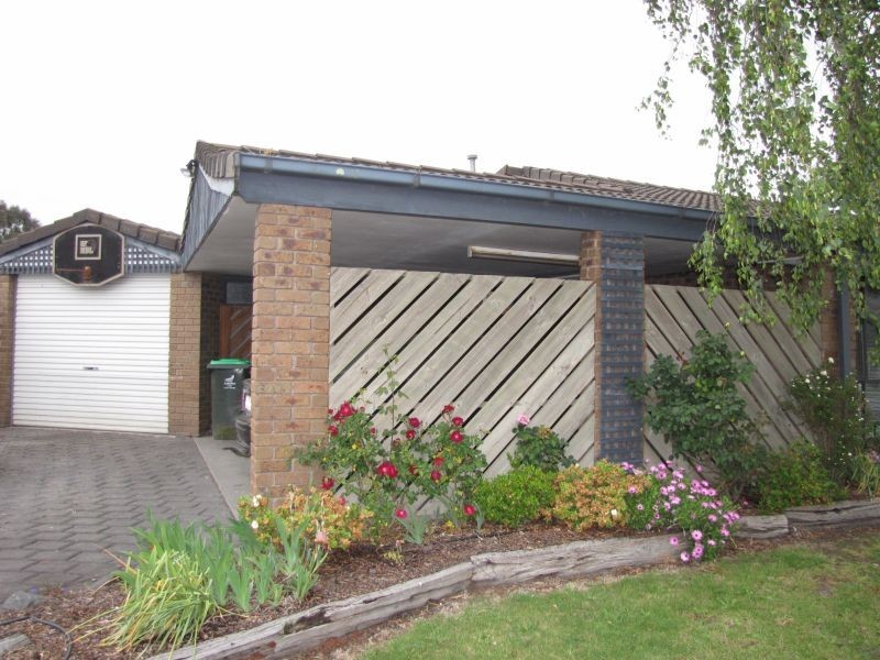 15 Randall Crescent, Moe VIC 3825