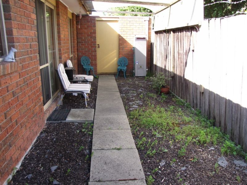 8/13 Saxtons Drive, Moe VIC 3825