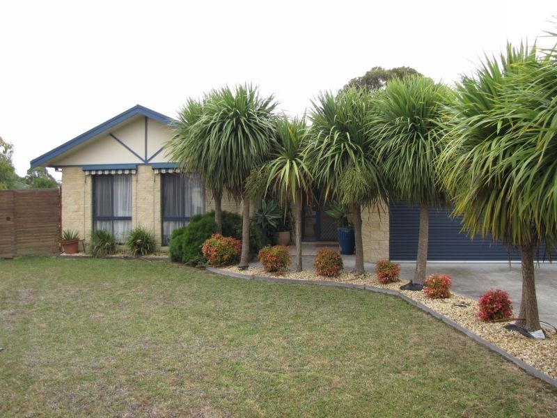 11 Crombe Court, Newborough VIC 3825