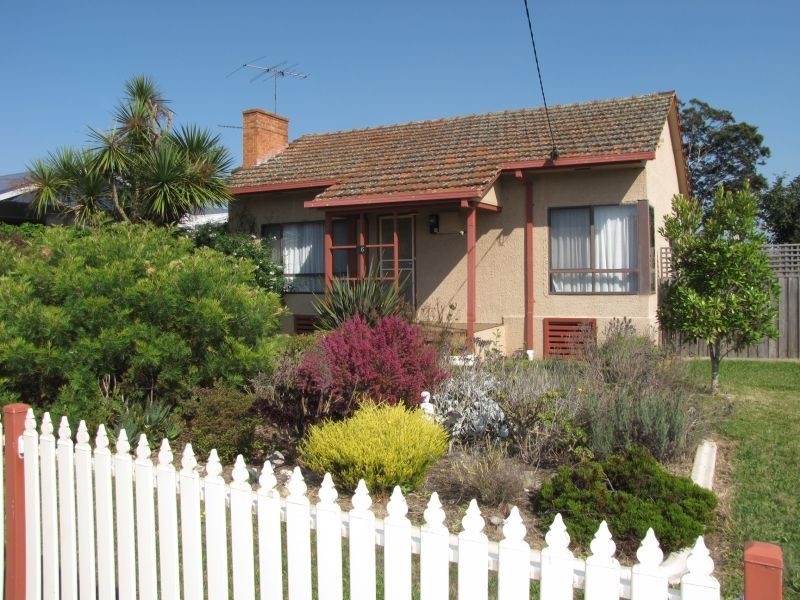 16 Ross Avenue, Moe VIC 3825