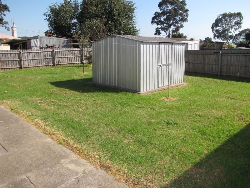 16 Ross Avenue, Moe VIC 3825