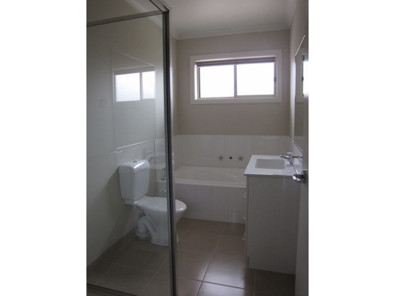 1/49 Sweetwater Place, Moe VIC 3825