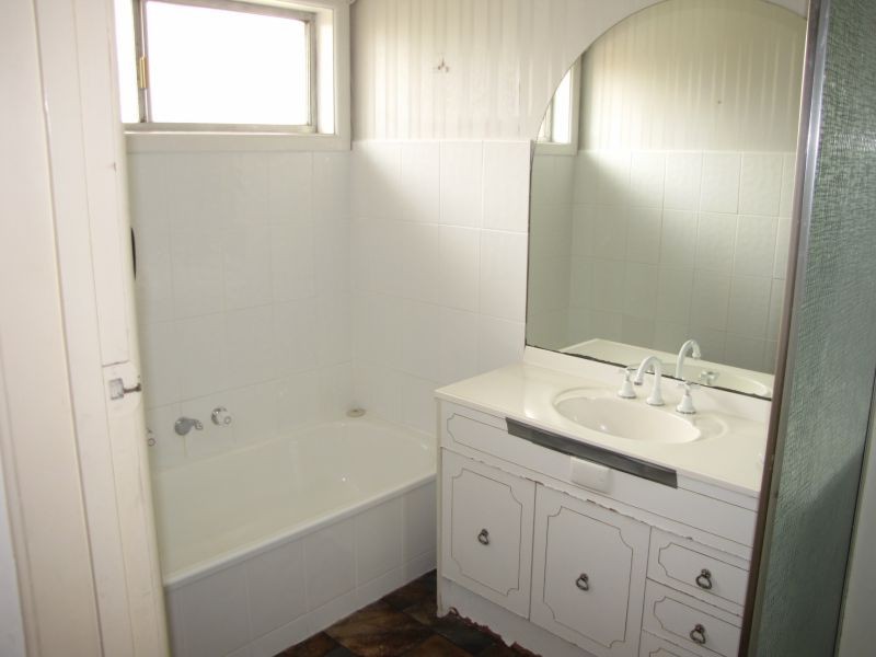 10 Ford Avenue, Newborough VIC 3825