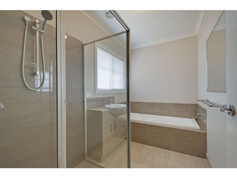 3 & 4/23-25 Central Avenue, Newborough VIC 3825