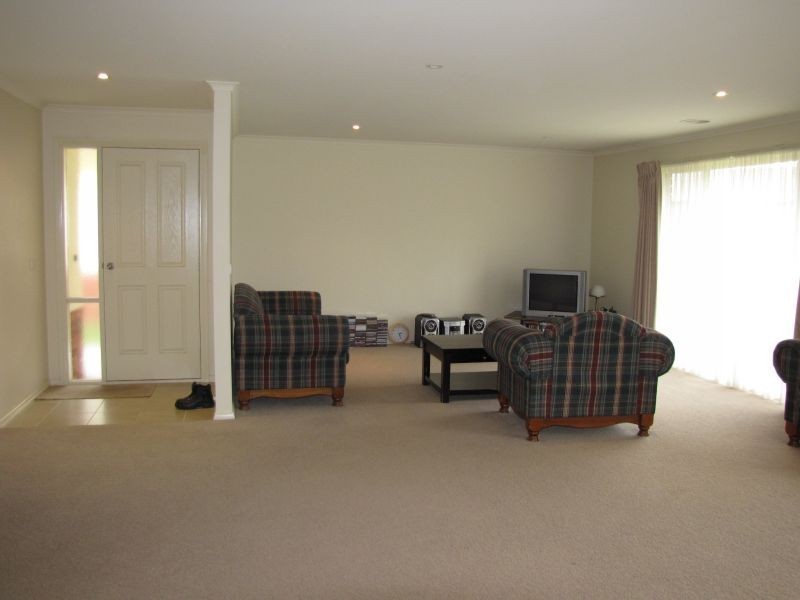 2/19 Colli Drive, Newborough VIC 3825