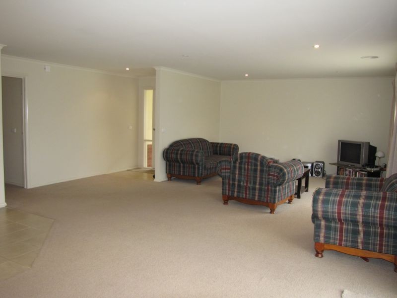 2/19 Colli Drive, Newborough VIC 3825