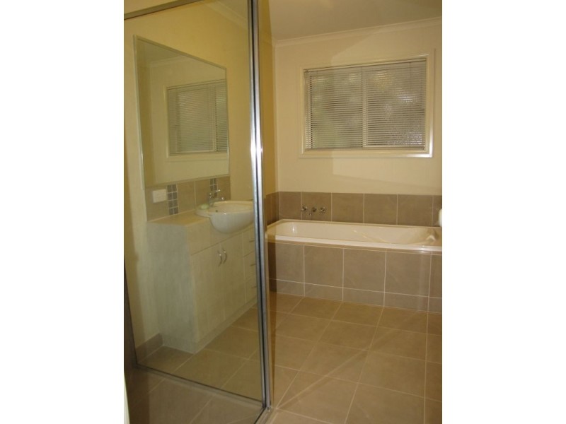 2/19 Colli Drive, Newborough VIC 3825