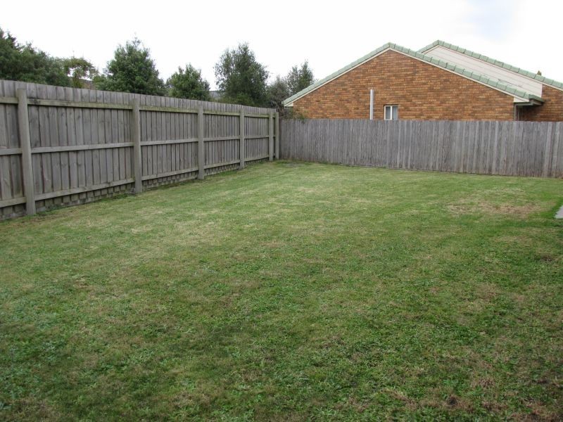 2/19 Colli Drive, Newborough VIC 3825