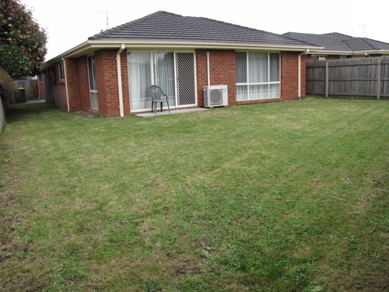 2/19 Colli Drive, Newborough VIC 3825