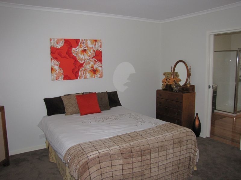 8 Rita Court, Newborough VIC 3825