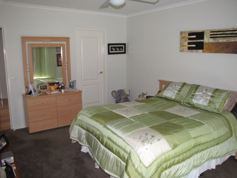 8 Rita Court, Newborough VIC 3825
