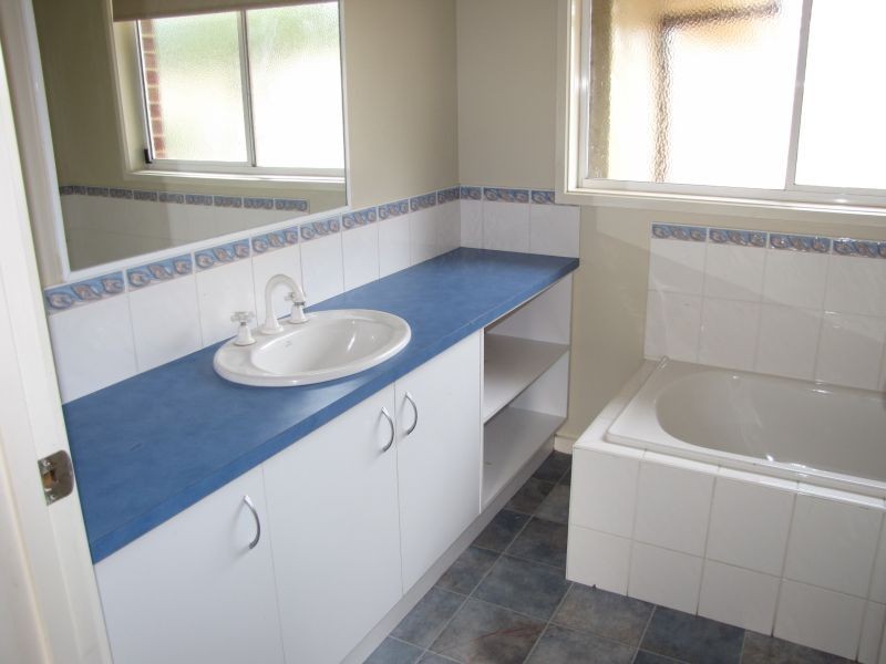 8 Fern Close, Newborough VIC 3825