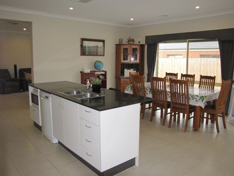 39 Sweetwater Place, Moe VIC 3825