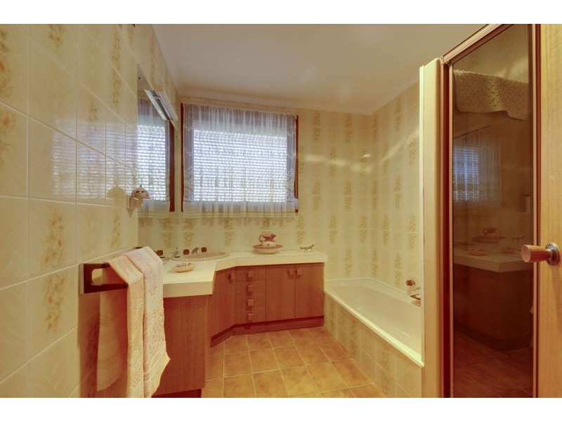 6 Saxtons Drive, Moe VIC 3825