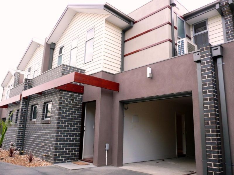 10 OSBORNE GROVE(R), Preston VIC 3072