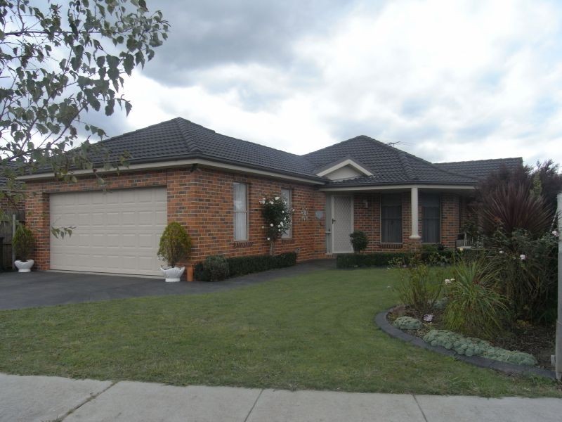 11 Vincent Blvd, Trafalgar VIC 3824