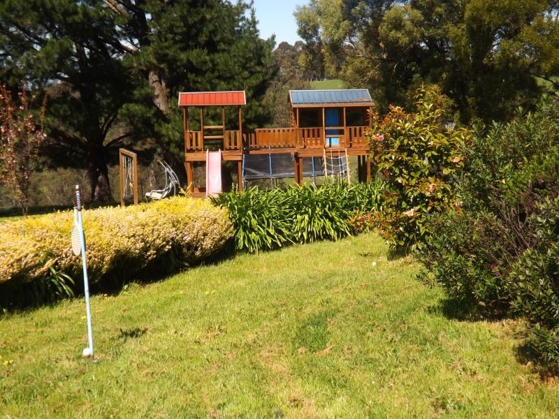 588 Russell Creek Road, Hill End VIC 3825