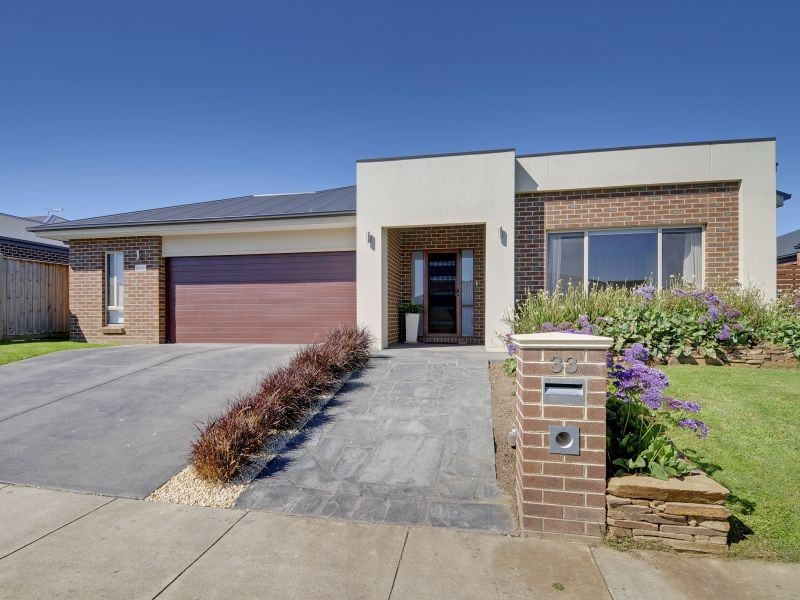 33 Villeneuve Drive, Trafalgar VIC 3824