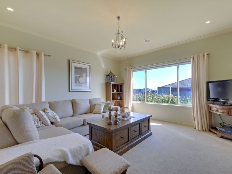 33 Villeneuve Drive, Trafalgar VIC 3824