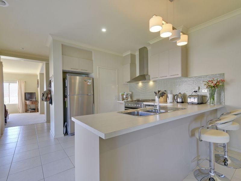 33 Villeneuve Drive, Trafalgar VIC 3824