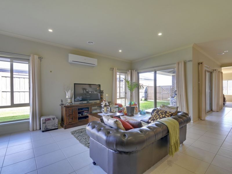 33 Villeneuve Drive, Trafalgar VIC 3824