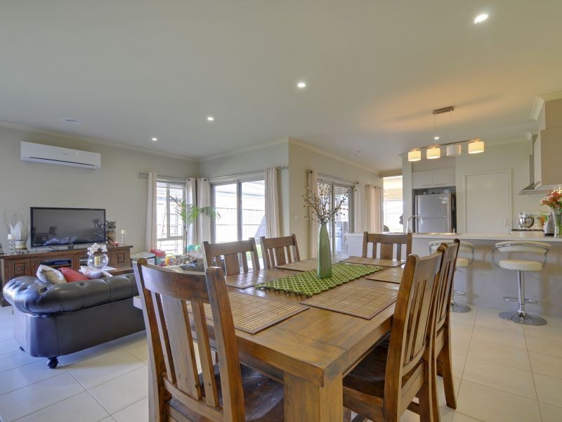 33 Villeneuve Drive, Trafalgar VIC 3824