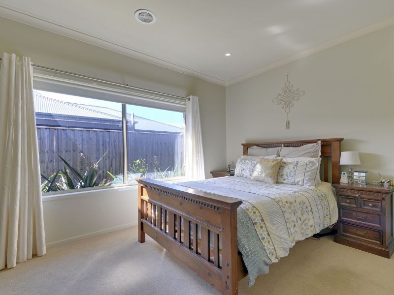 33 Villeneuve Drive, Trafalgar VIC 3824