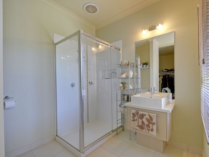 33 Villeneuve Drive, Trafalgar VIC 3824