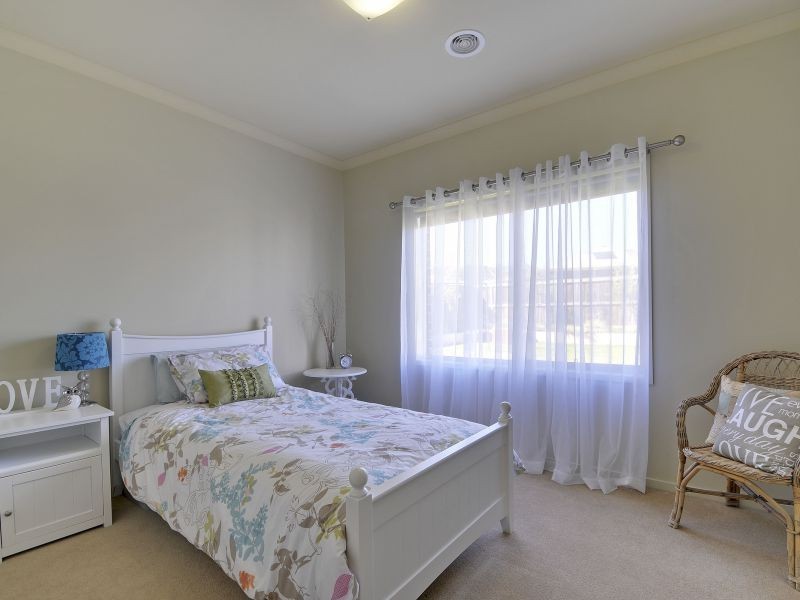33 Villeneuve Drive, Trafalgar VIC 3824