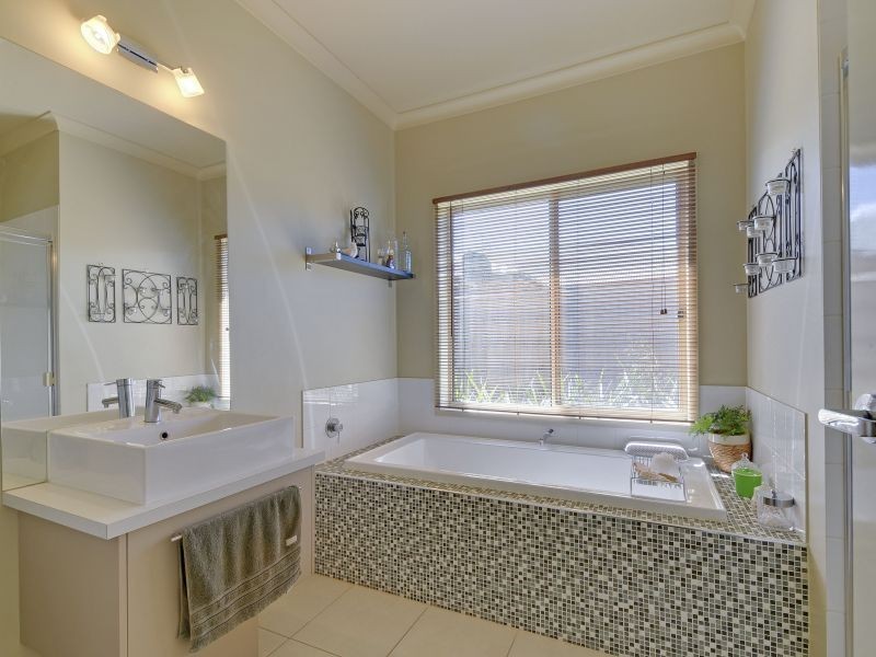 33 Villeneuve Drive, Trafalgar VIC 3824