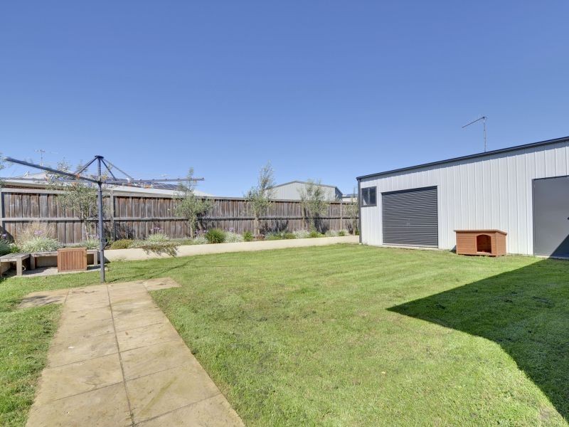 33 Villeneuve Drive, Trafalgar VIC 3824