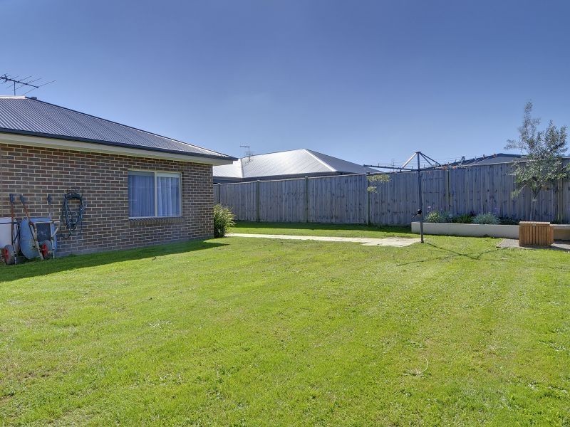 33 Villeneuve Drive, Trafalgar VIC 3824
