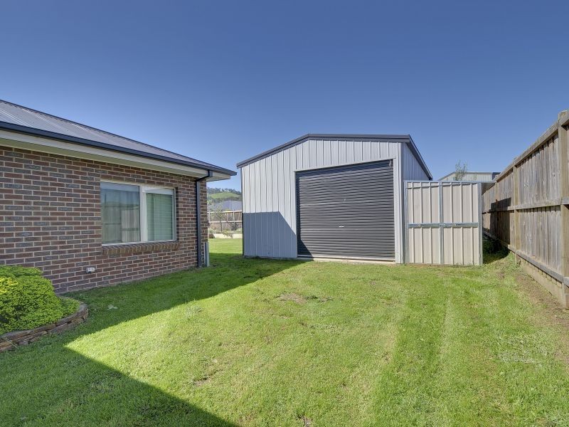 33 Villeneuve Drive, Trafalgar VIC 3824
