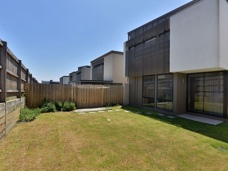 18 Burn Nar Look Drive, Burwood VIC 3125