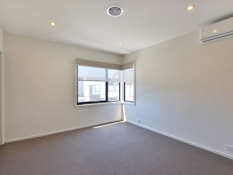 18 Burn Nar Look Drive, Burwood VIC 3125