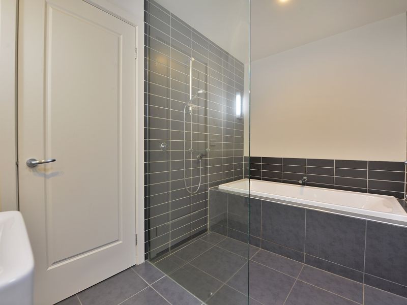 18 Burn Nar Look Drive, Burwood VIC 3125