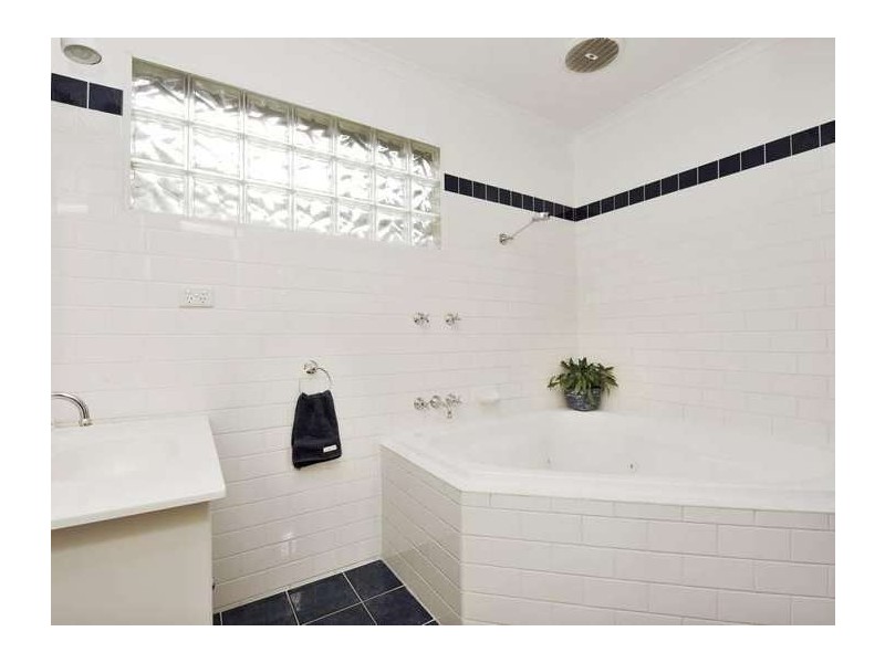 96 Mahoneys Road, Forest Hill VIC 3131