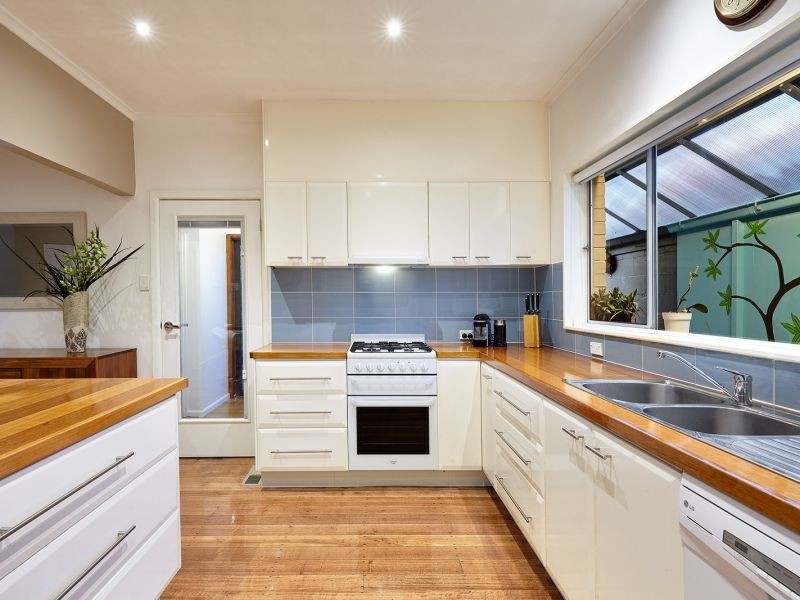 33 Lyndhurst Crescent, Box Hill North VIC 3129