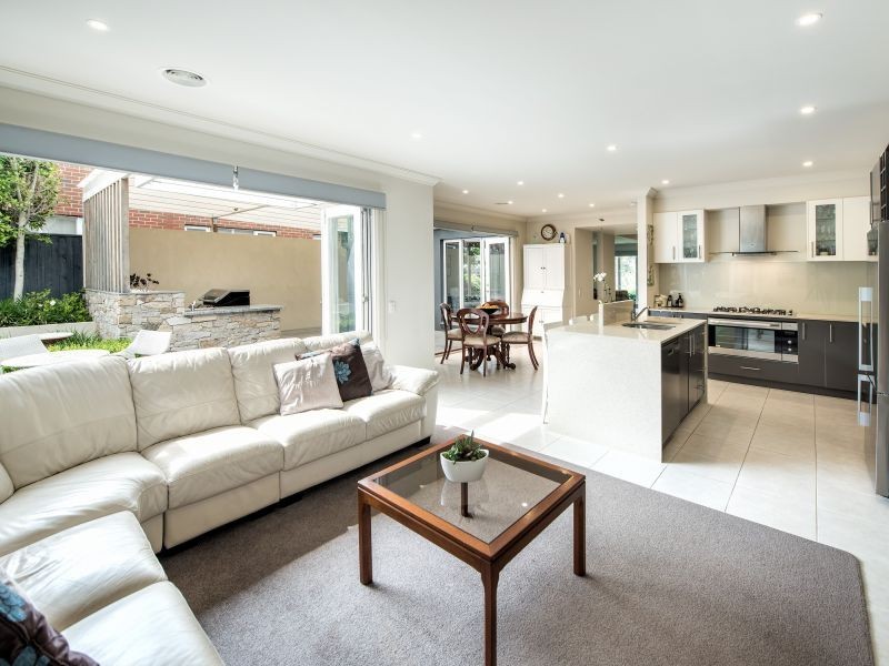 8 Pescott Close, Burwood VIC 3125