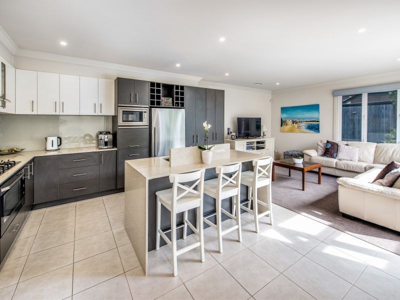 8 Pescott Close, Burwood VIC 3125