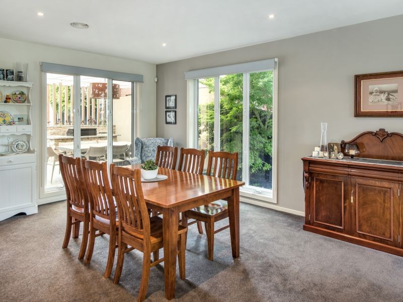 8 Pescott Close, Burwood VIC 3125