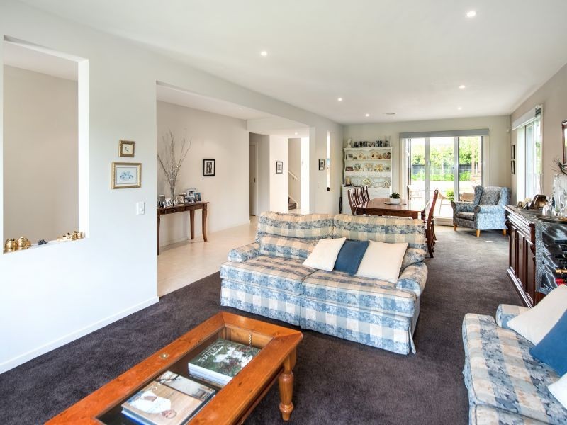 8 Pescott Close, Burwood VIC 3125