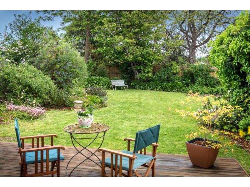 7 Kingsley Crescent, Mont Albert VIC 3127